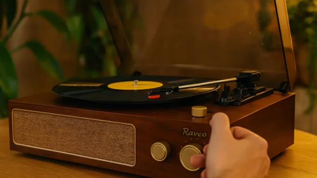 Custo-benefício: 3 vitrola Raveo Studio em destaque