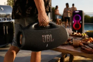 JBL Boombox 4 em área de churrasco com piscina ao fundo, destacando uso portátil em festa e resenha.