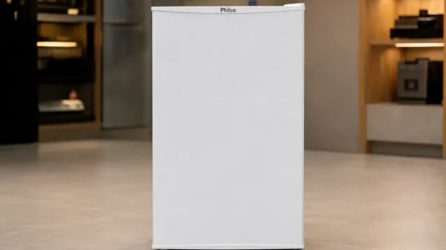 Frigobar Philco 93L ou 68L: capacidade define o uso
