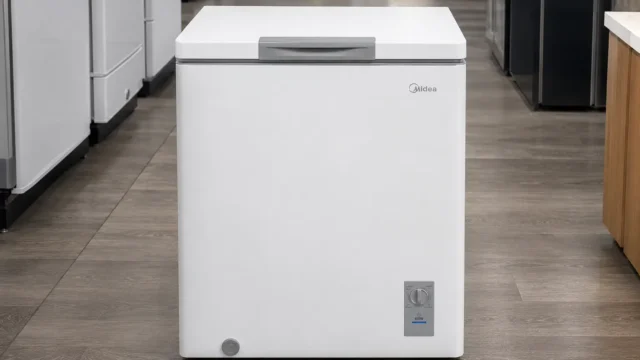 Freezer Midea 142L ou 100L: capacidade separa dois usos