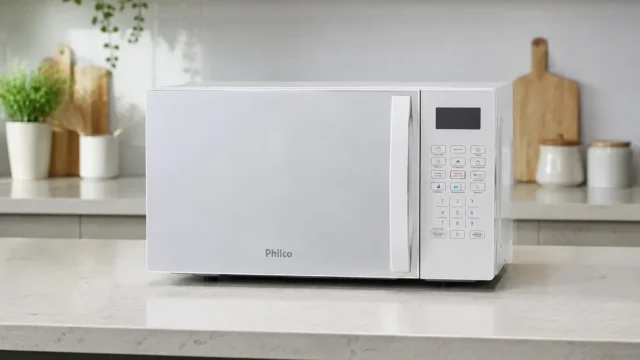 Micro-ondas Philco 20L: PMO23EB e PMO23B têm propostas diferentes