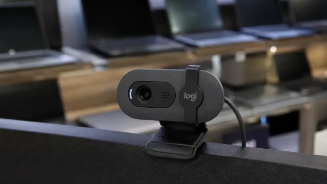 Brio 100 resolve chamadas; outras Logitech ampliam os recursos