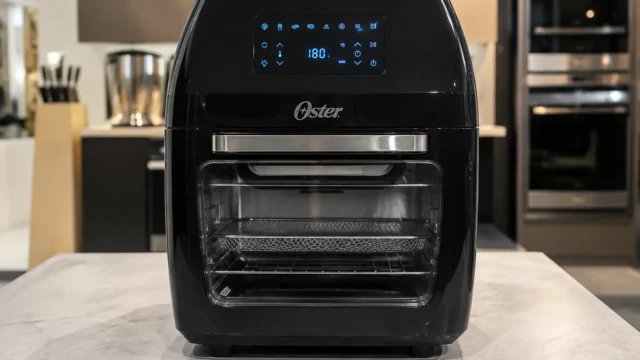 Oster Oven Fryer 12L amplia funções; OFRT520 simplifica a rotina